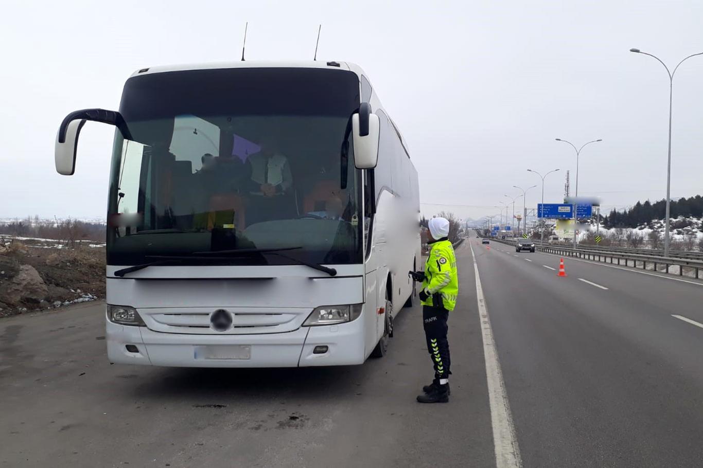 Şehirlerarası yolcu taşıyan 351 otobüs denetimler sonucu trafikten men edildi